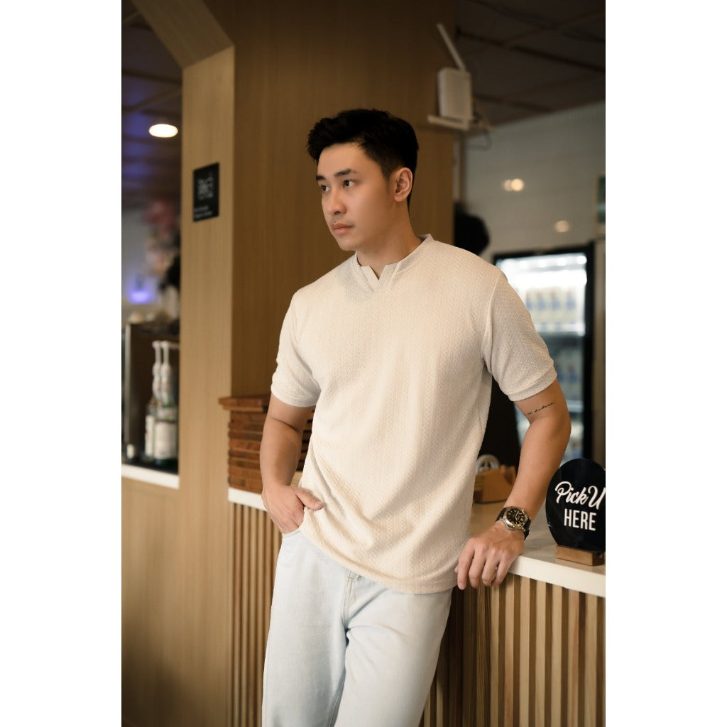 Otsu Kaos Knit Pria Premium V-neck in Off White - Kaos Knit Premium Motif Timbul 3D Putih – BYBLANK